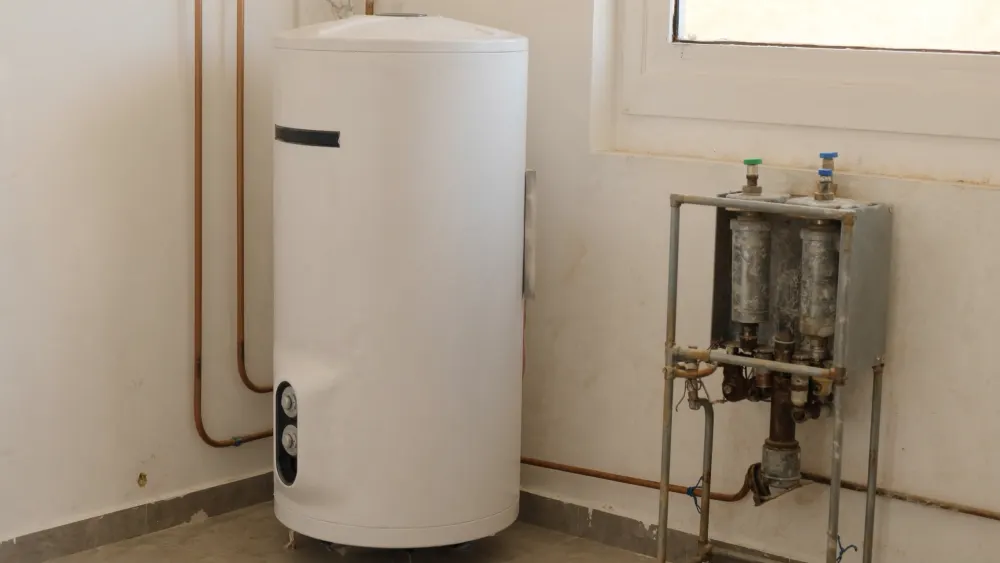 Lo scaldacqua in pompa di calore a colonna, installato al posto della caldaia